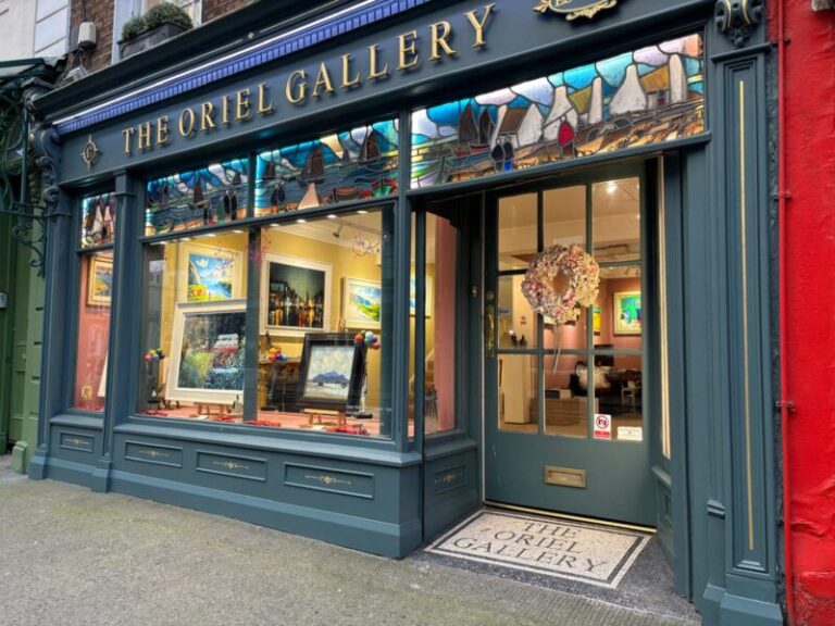 front of the oriel gallery 800x600